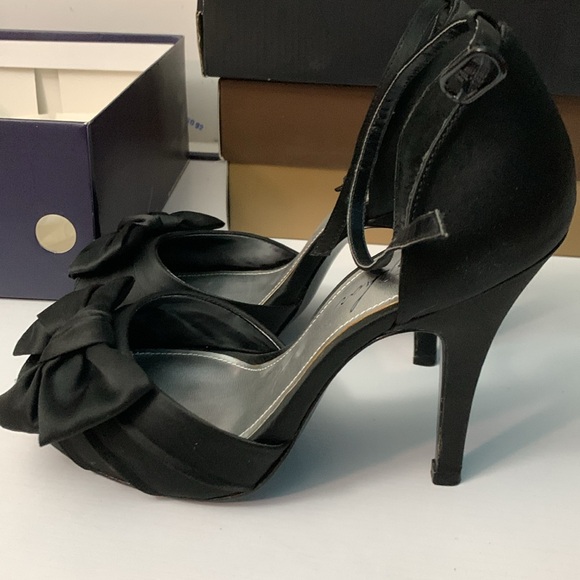 Black peep toed heels with bow accent - Picture 2 of 4